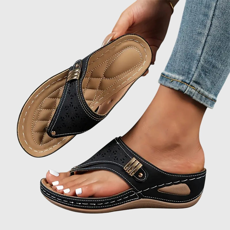 Sandales femmes à enfiler, tongs perforées à talon compensé avec détail boucle