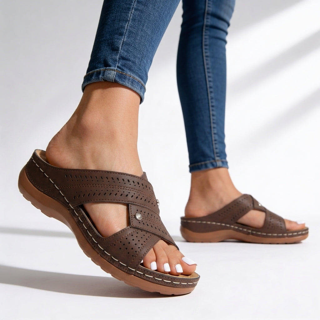 Damsandaler med ortopedisk kilklack i läder, korsade remmar, perforerade, slip-on promenadskor