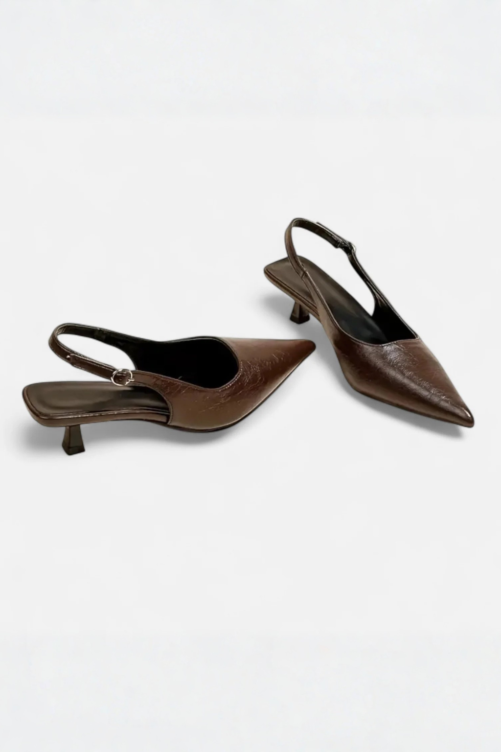Dam Pumps med spetsig tå, slingback och kittenklack, justerbar rem, glansiga festskor