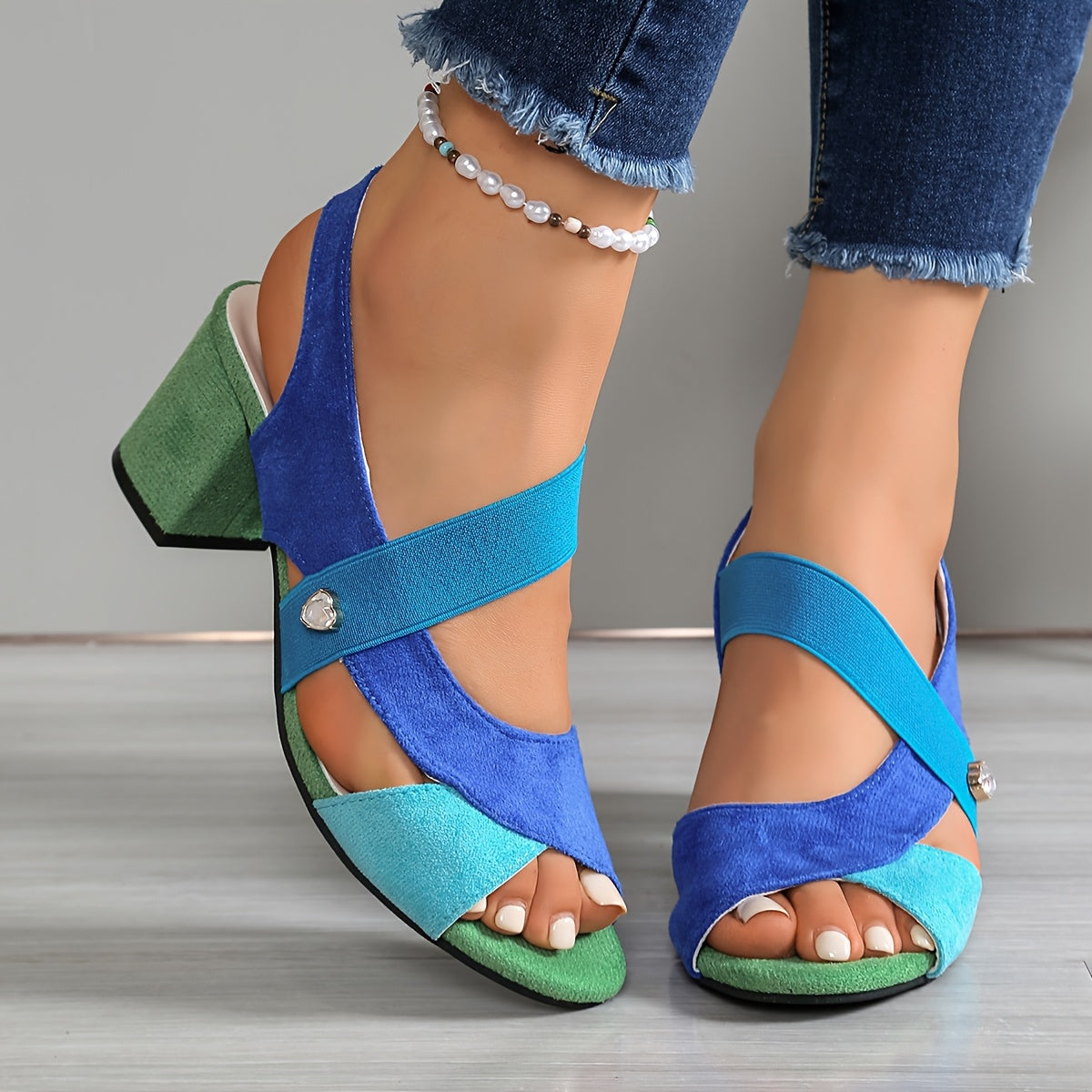 Ortopædisk sandal med blokhæl og elastiske stropper