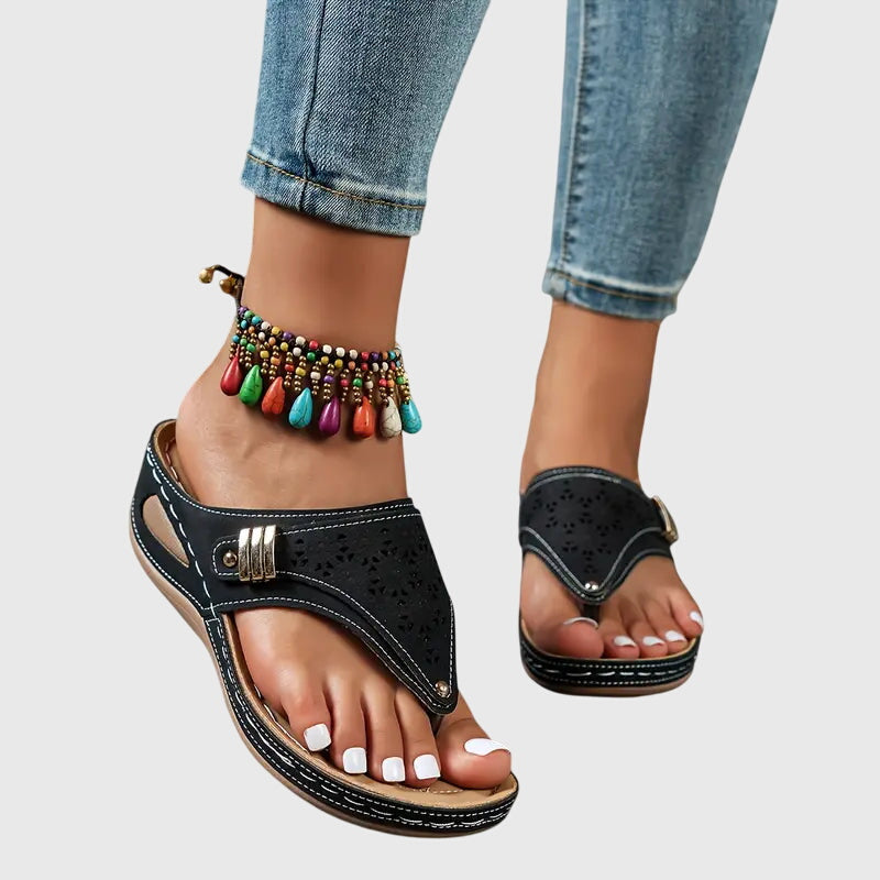Sandales femmes à enfiler, tongs perforées à talon compensé avec détail boucle