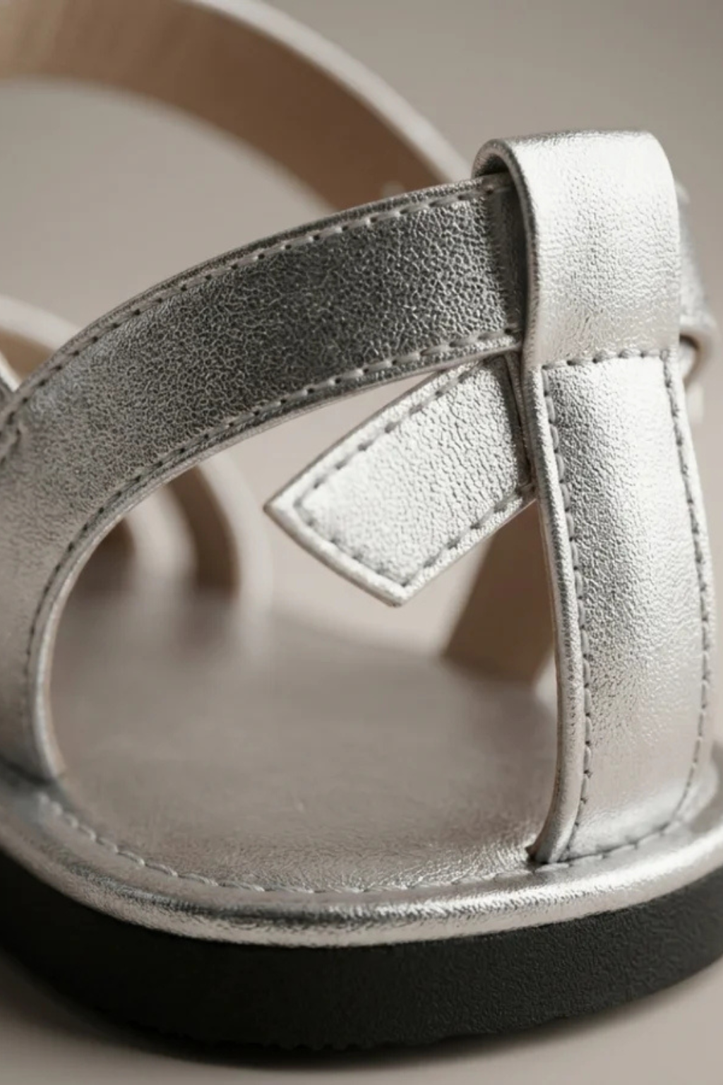 Sandales plates croisées pour femmes avec brides métalliques, bout ouvert et bride à boucle à la cheville