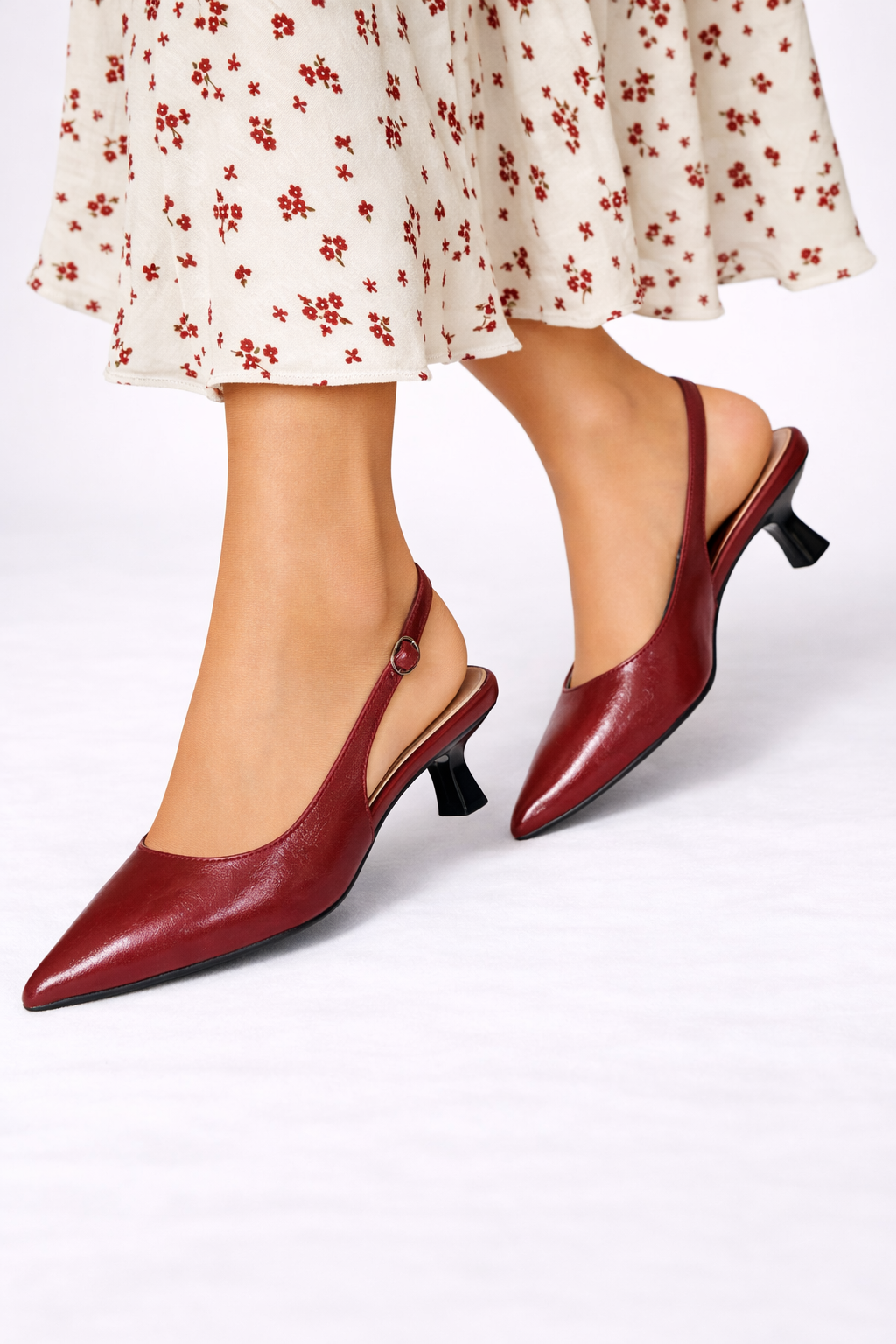 Dam Pumps med spetsig tå, slingback och kittenklack, justerbar rem, glansiga festskor