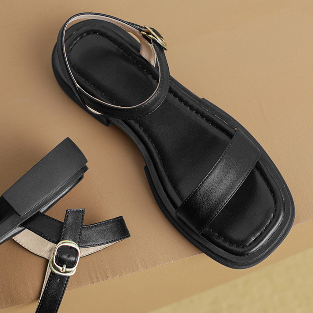 Damsandaler med platå, blockklack, fyrkantig tå och justerbar ankelrem