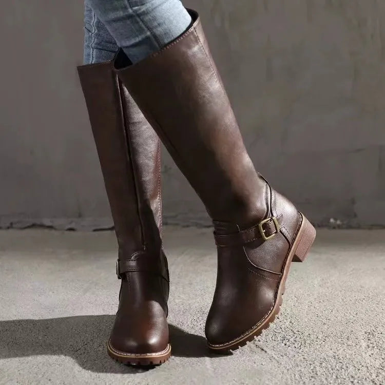 Botas ortopédicas de cuero para mujer con silueta alta y detalle de hebilla