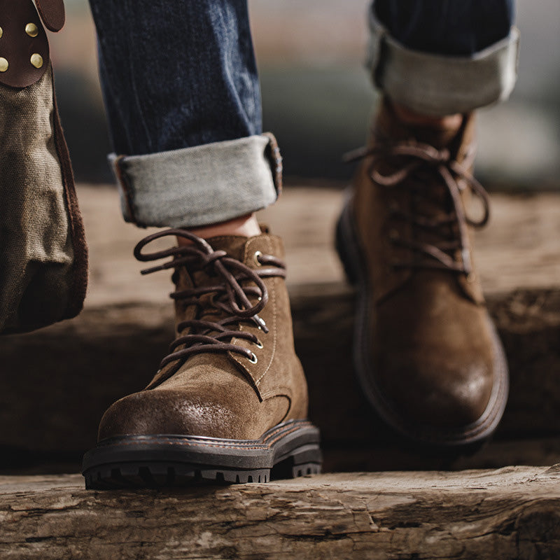 Botas de hombre con cordones y suela antideslizante: construcción resistente y acabado de ante texturizado