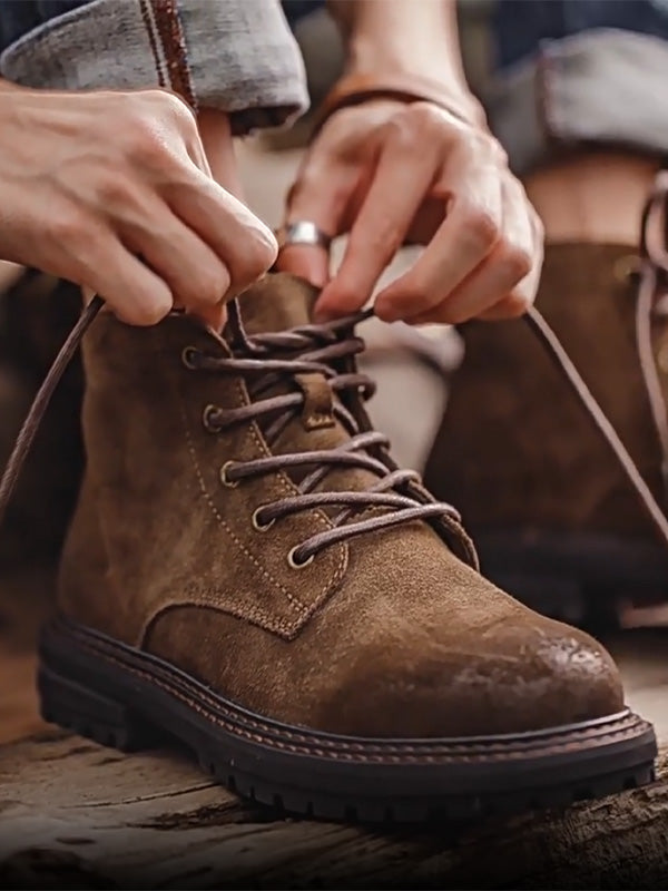 Botas de hombre con cordones y suela antideslizante: construcción resistente y acabado de ante texturizado