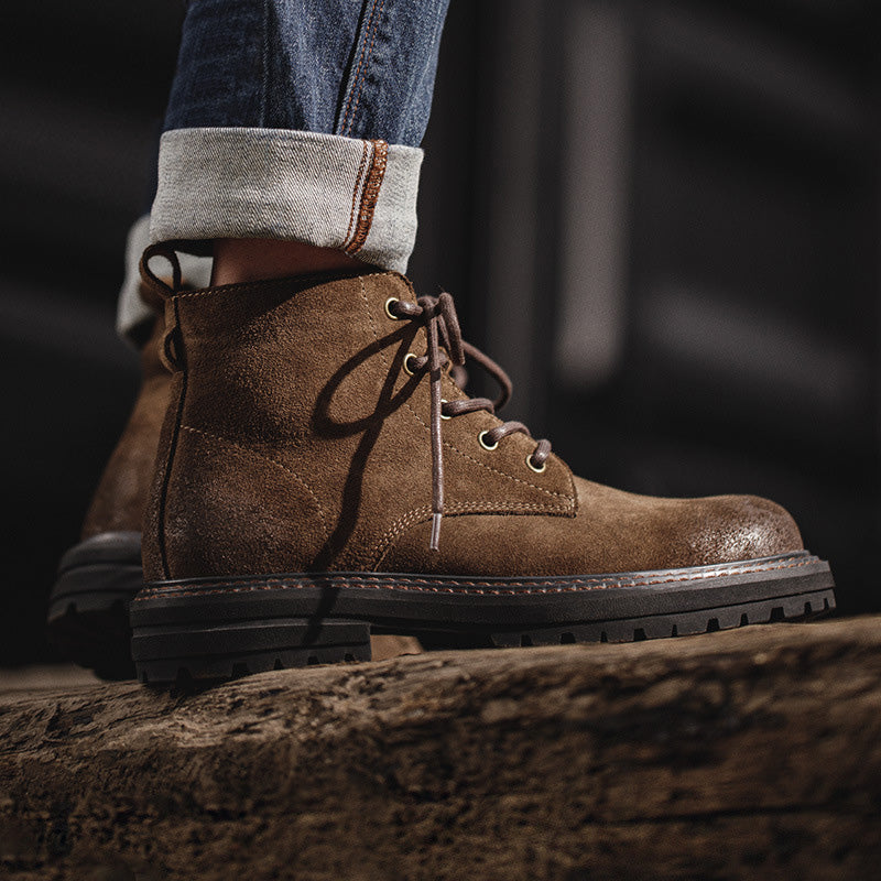 Botas de hombre con cordones y suela antideslizante: construcción resistente y acabado de ante texturizado