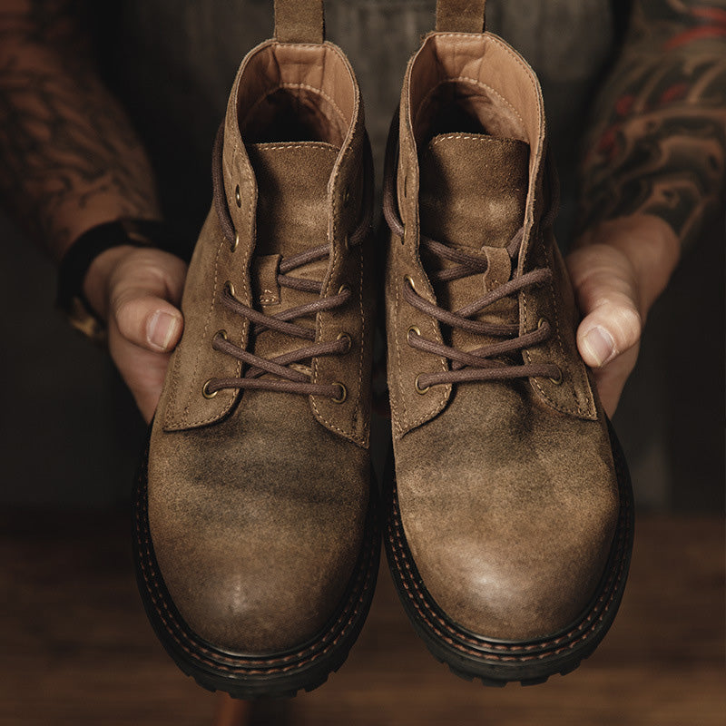 Botas de hombre con cordones y suela antideslizante: construcción resistente y acabado de ante texturizado