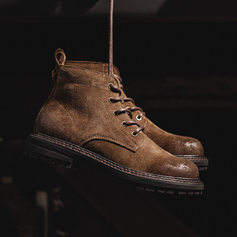 Botas de hombre con cordones y suela antideslizante: construcción resistente y acabado de ante texturizado