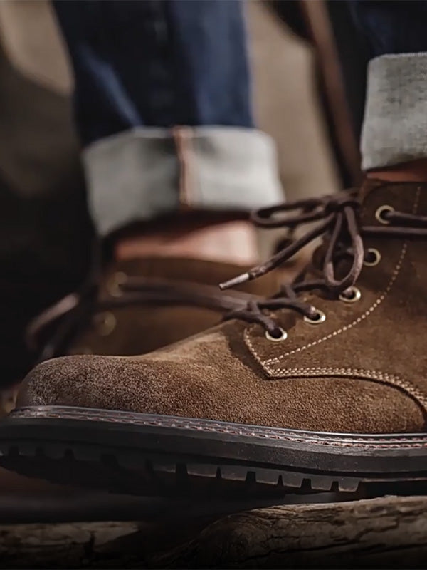 Botas de hombre con cordones y suela antideslizante: construcción resistente y acabado de ante texturizado