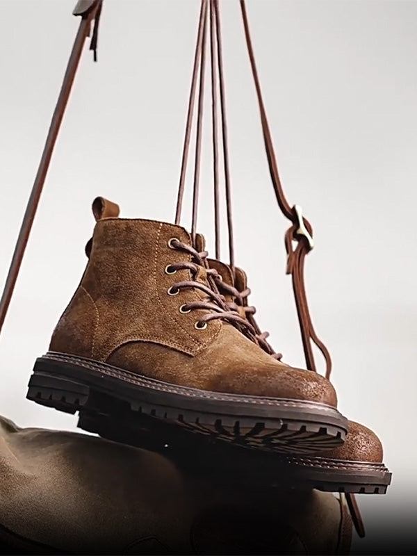 Botas de hombre con cordones y suela antideslizante: construcción resistente y acabado de ante texturizado