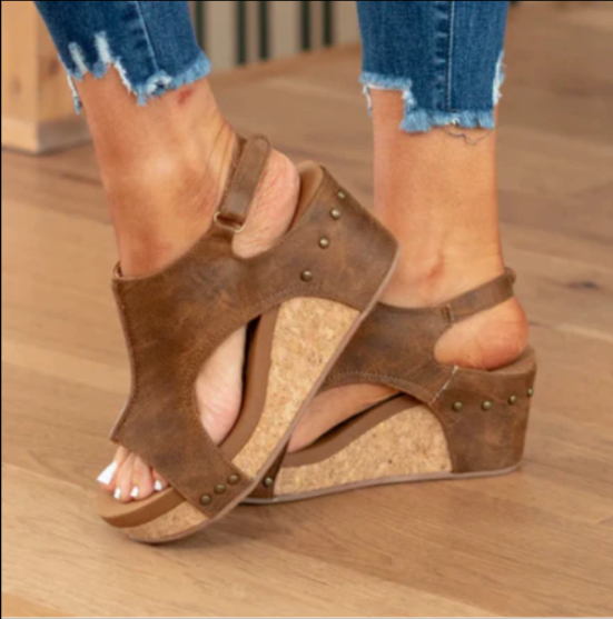 Damesandaler med kilehæl, plateau og slingback-strop