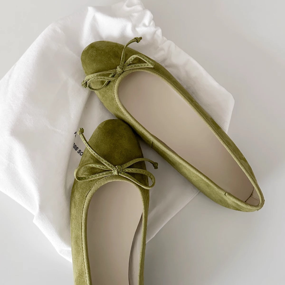 Ballerine da donna in camoscio con fiocco e plantare comfort