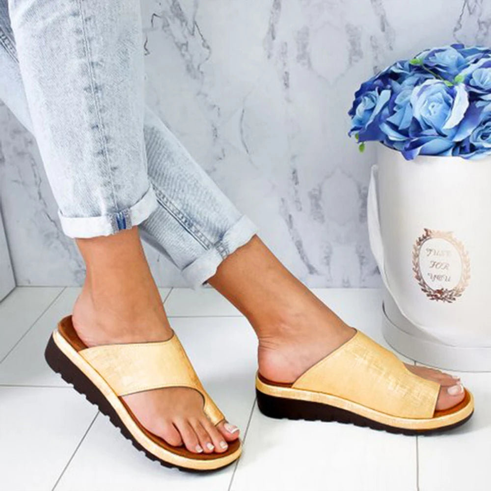 Ortopediska sandaler för kvinnor med hallux valgus-korrigerare, platå och slip-on-tofflor