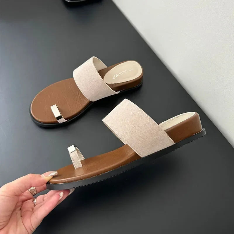 Sandalias tipo slide para mujer con correa ancha de ante y detalle de anillo en el dedo