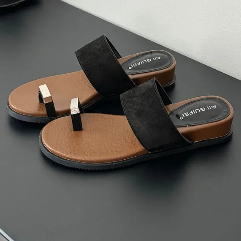 Sandalias tipo slide para mujer con correa ancha de ante y detalle de anillo en el dedo