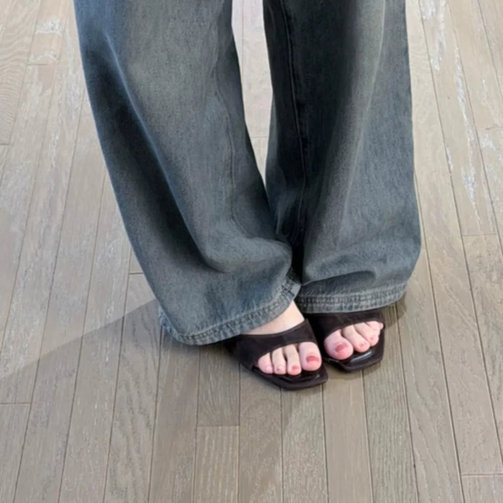 Damsandaler med fyrkantig tå, kitten heel och mockamules