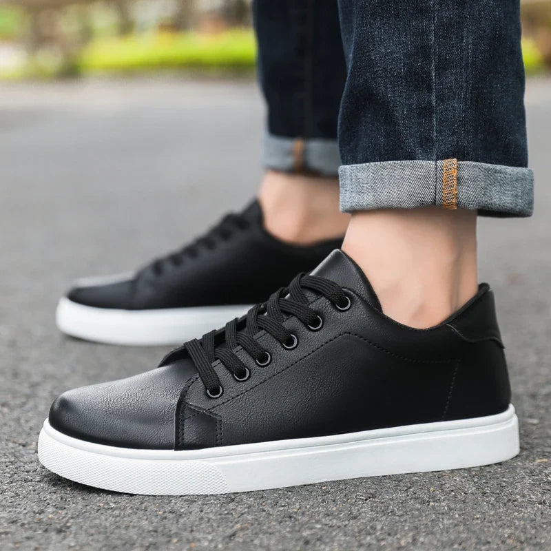 Herrsneakers i äkta läder med komfort – vadderad innersula, tjock yttersula i gummi