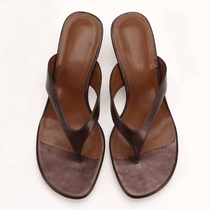 Sandalias de mujer con punta abierta, tacón kitten y estilo mule con tira entre los dedos