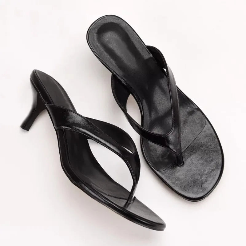 Sandalias de mujer con punta abierta, tacón kitten y estilo mule con tira entre los dedos