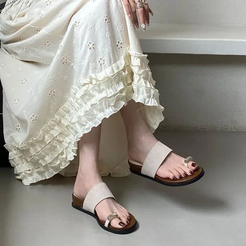 Sandalias tipo slide para mujer con correa ancha de ante y detalle de anillo en el dedo