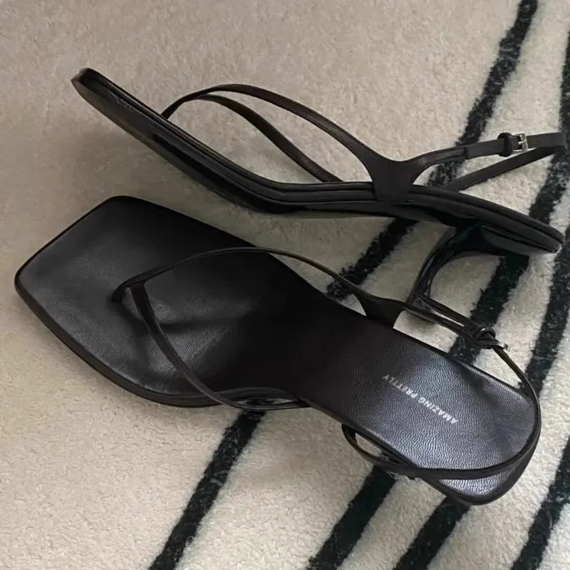 Sandalias de mujer con punta cuadrada, tacón kitten y diseño de clip en el dedo.