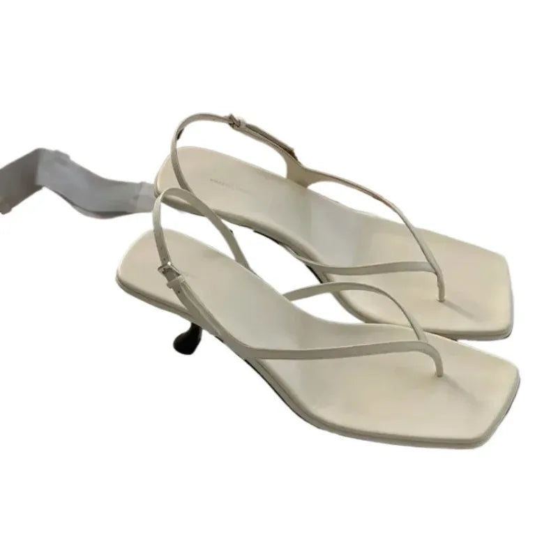 Sandalias de mujer con punta cuadrada, tacón kitten y diseño de clip en el dedo.