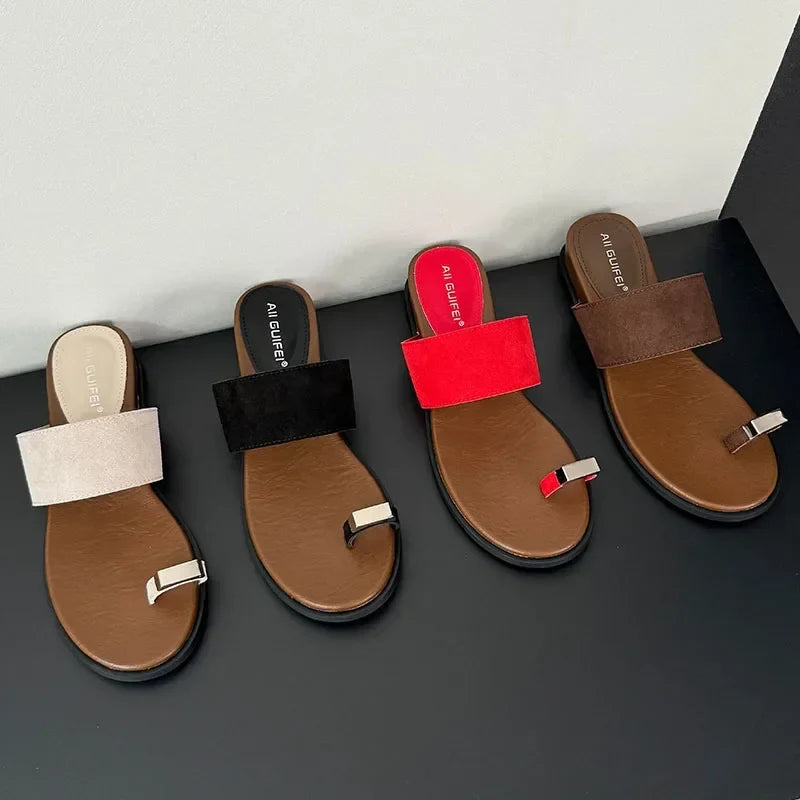 Sandalias tipo slide para mujer con correa ancha de ante y detalle de anillo en el dedo