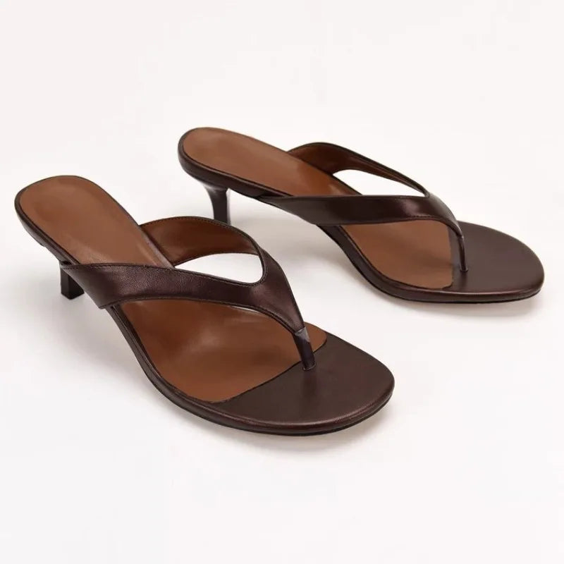 Sandalias de mujer con punta abierta, tacón kitten y estilo mule con tira entre los dedos