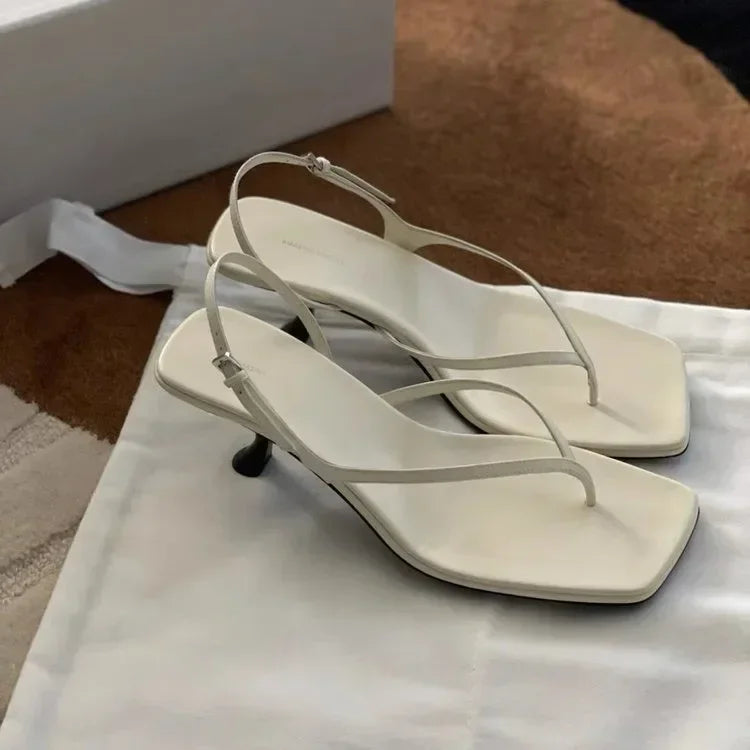 Damesandaler med firkantet tå, kitten heel og clips til tæerne