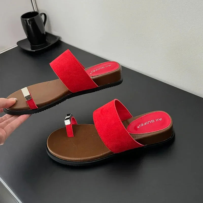 Sandalias tipo slide para mujer con correa ancha de ante y detalle de anillo en el dedo