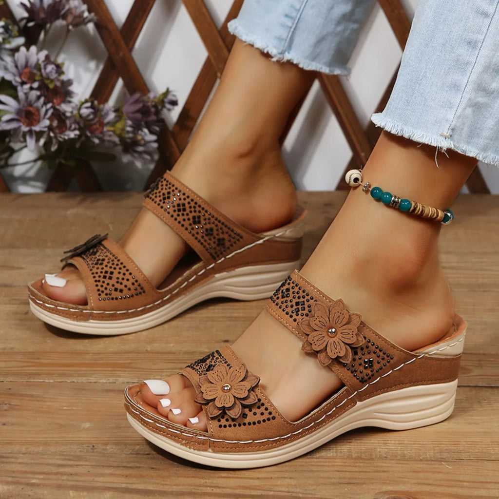 Sandali ortopedici da donna con zeppa e slip-on