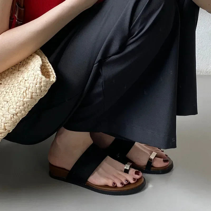 Sandalias tipo slide para mujer con correa ancha de ante y detalle de anillo en el dedo