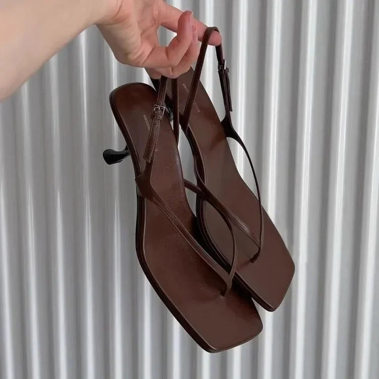 Damesandaler med firkantet tå, kitten heel og clips til tæerne