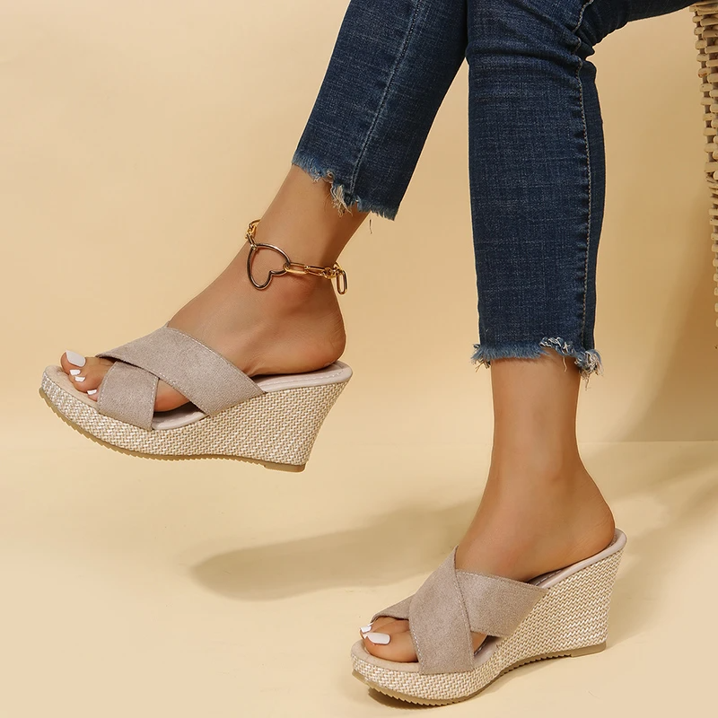 Sandales compensées pour femmes avec brides croisées et semelle épaisse