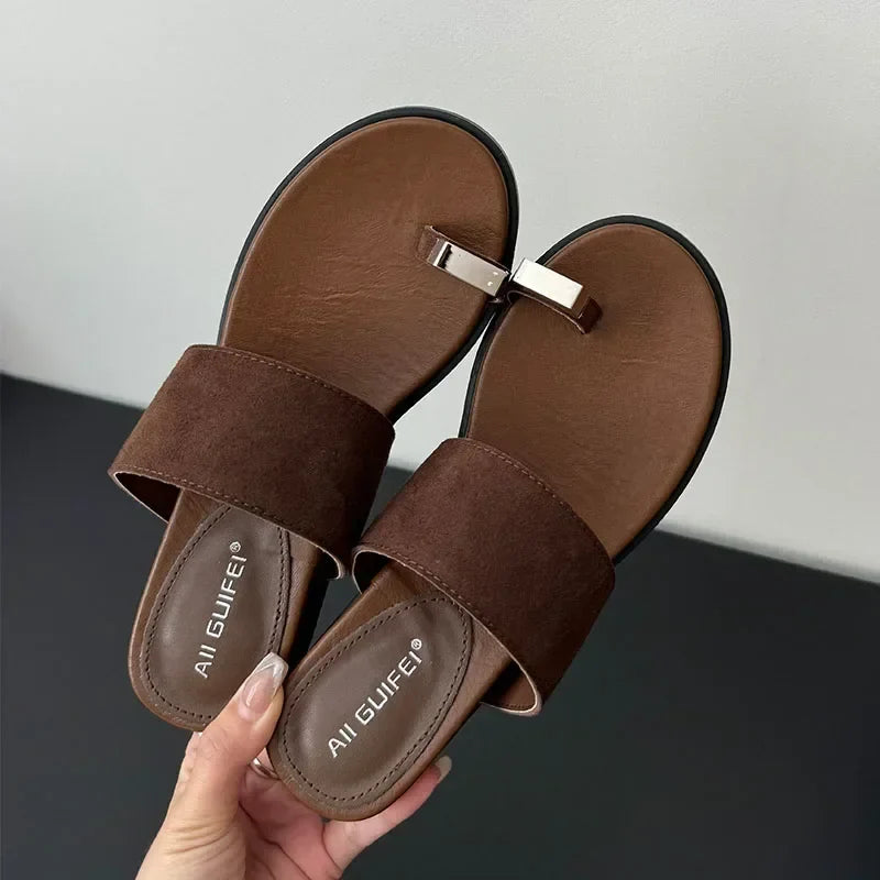 Sandalias tipo slide para mujer con correa ancha de ante y detalle de anillo en el dedo