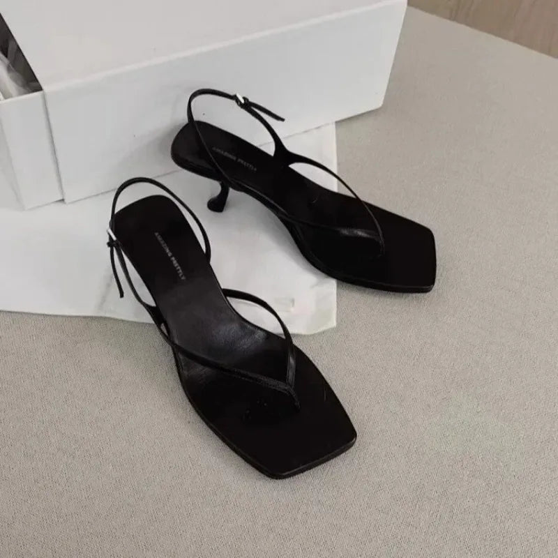 Sandalias de mujer con punta cuadrada, tacón kitten y diseño de clip en el dedo.
