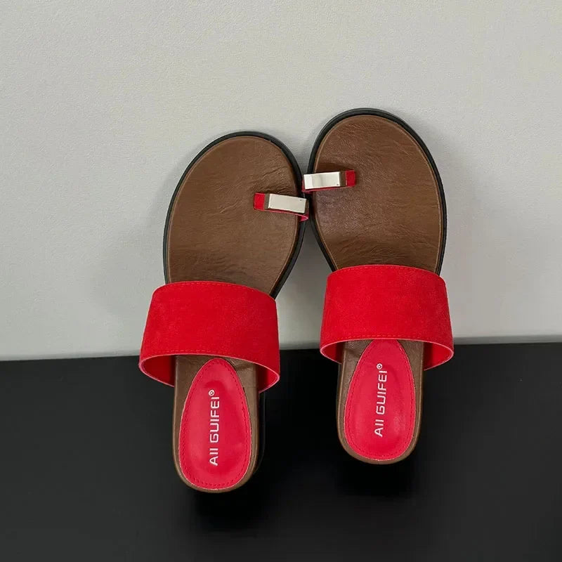 Sandalias tipo slide para mujer con correa ancha de ante y detalle de anillo en el dedo