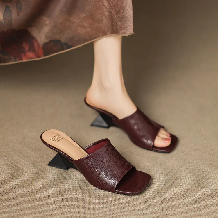 Sandalias tipo slide para mujer con correa ancha de cuero y punta cuadrada