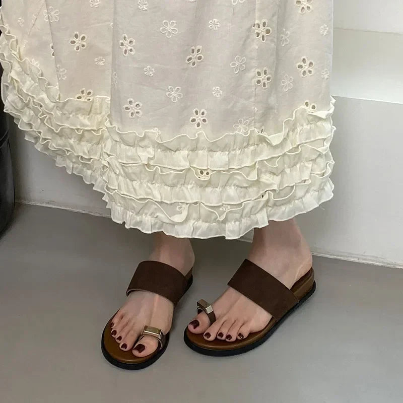 Sandalias tipo slide para mujer con correa ancha de ante y detalle de anillo en el dedo