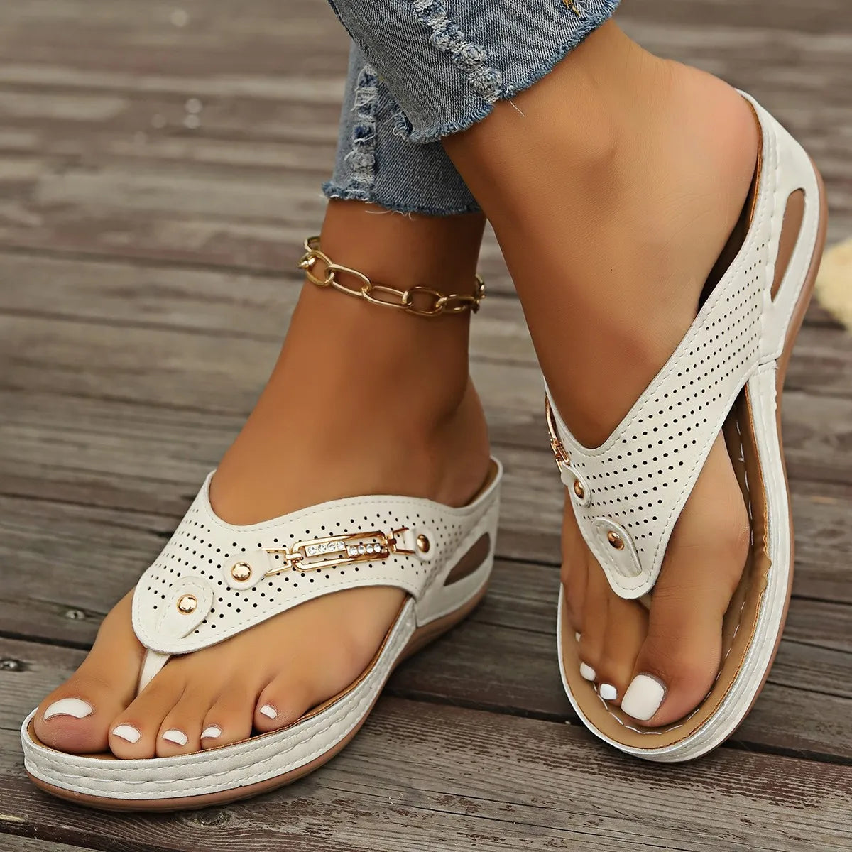 Sandalias ortopédicas para mujer con soporte para el arco, tipo slip-on y cuña, estilo chanclas.