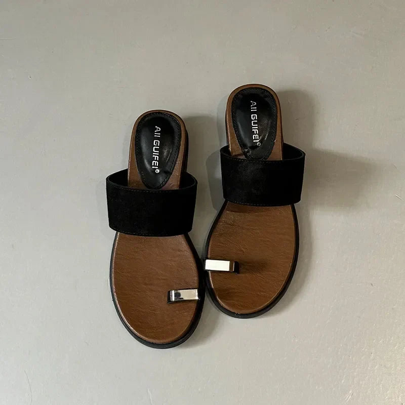Sandalias tipo slide para mujer con correa ancha de ante y detalle de anillo en el dedo