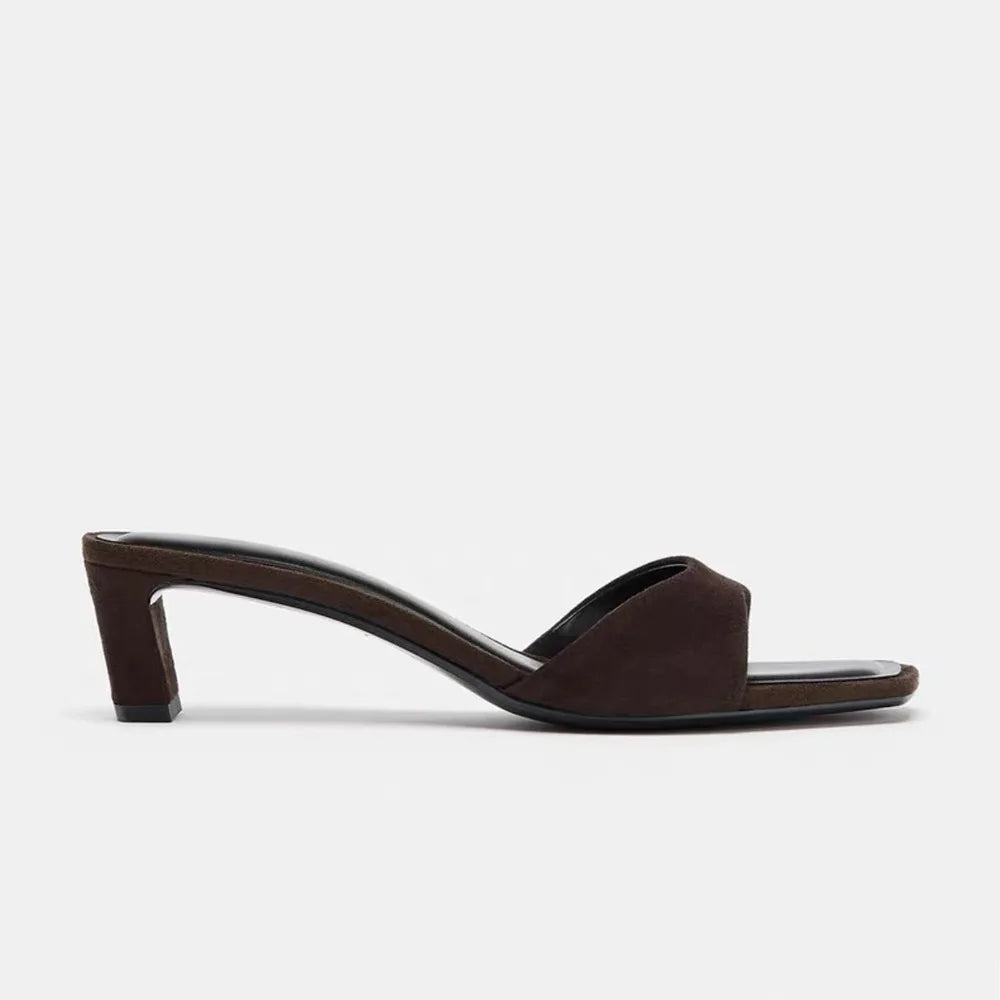 Damsandaler med fyrkantig tå, kitten heel och mockamules