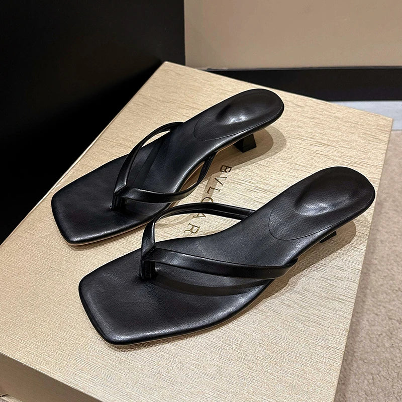 Mules pour femmes à talon carré et bout ouvert avec bride clip