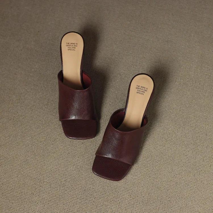 Sandalias tipo slide para mujer con correa ancha de cuero y punta cuadrada