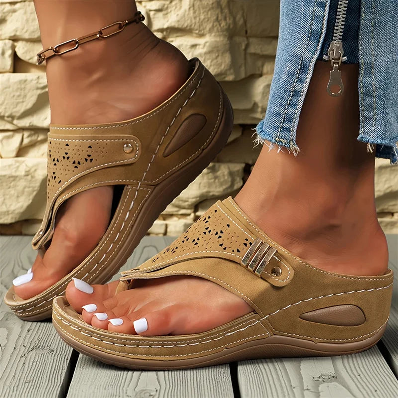 Sandali da donna casual con zeppa bassa, punta aperta e infradito in pelle PU