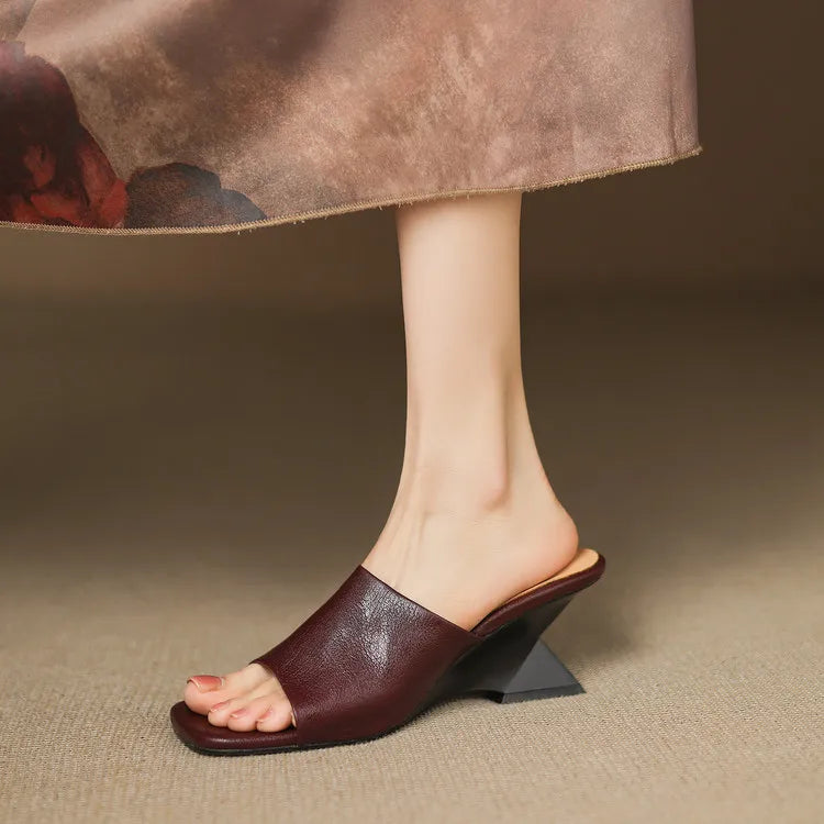 Sandalias tipo slide para mujer con correa ancha de cuero y punta cuadrada