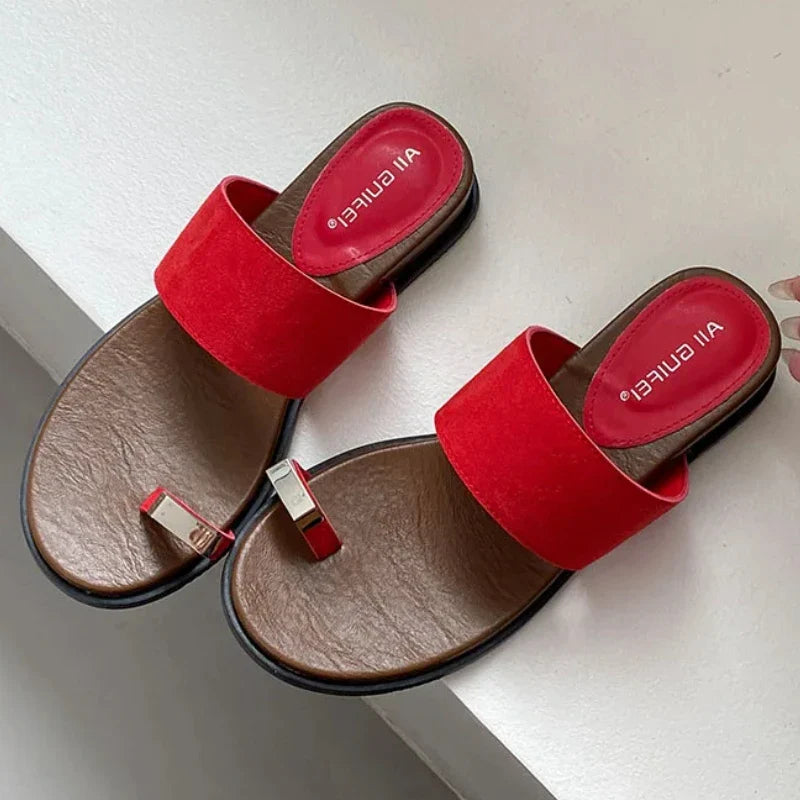 Sandalias tipo slide para mujer con correa ancha de ante y detalle de anillo en el dedo