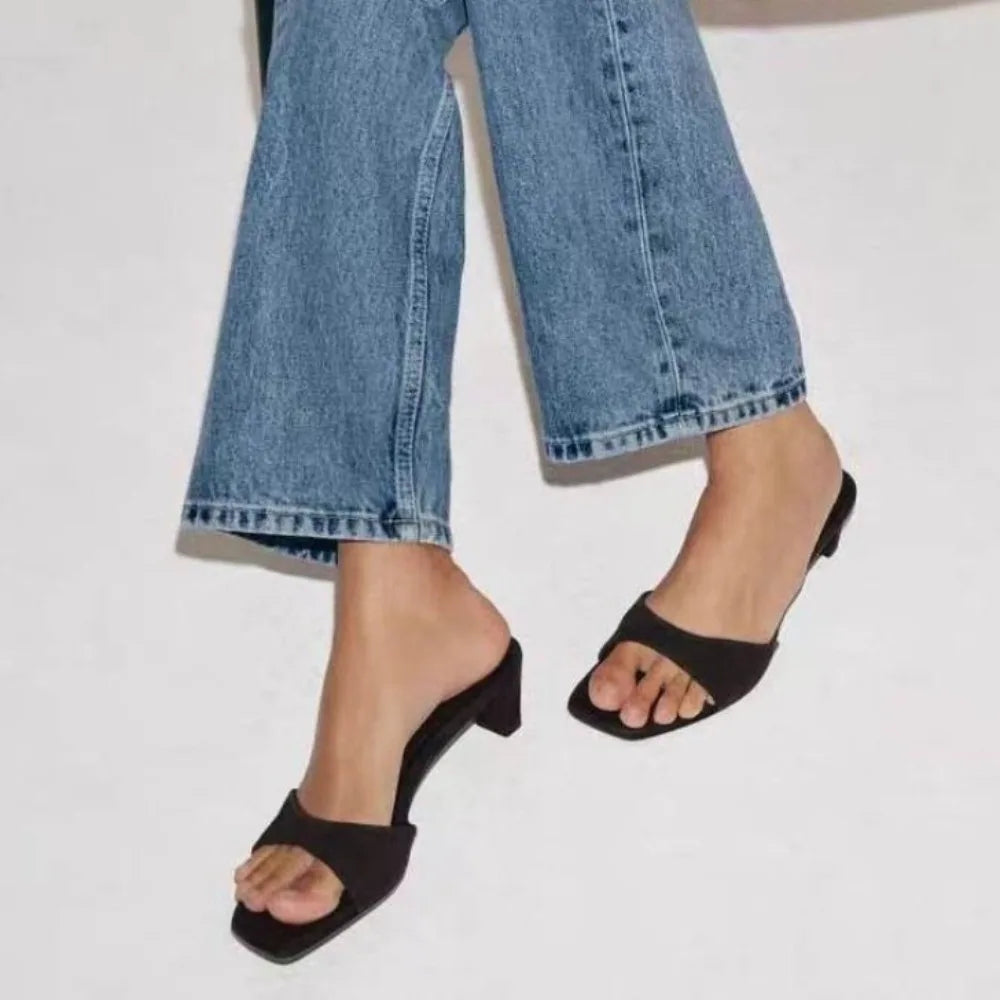 Damsandaler med fyrkantig tå, kitten heel och mockamules